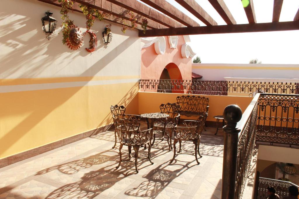 a patio with chairs and a table on a balcony at Cielito Lindo in Los Algodones