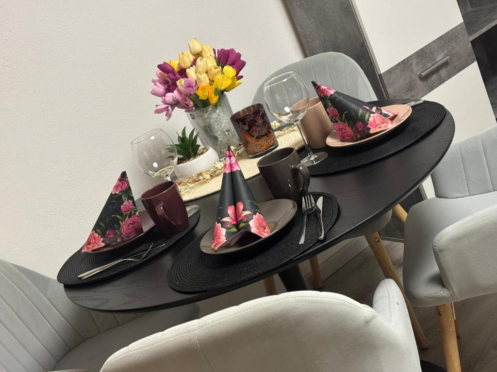 a table with two hats and flowers on it at Ferienwohnung Waldblick in Winterberg