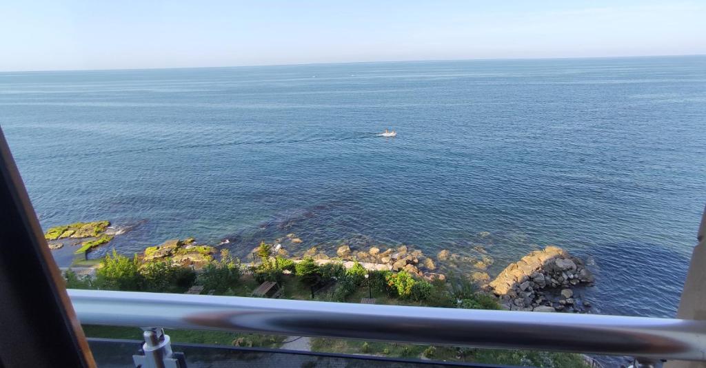 a view of the ocean from a train window at Bıyıklı House in Akcaabat