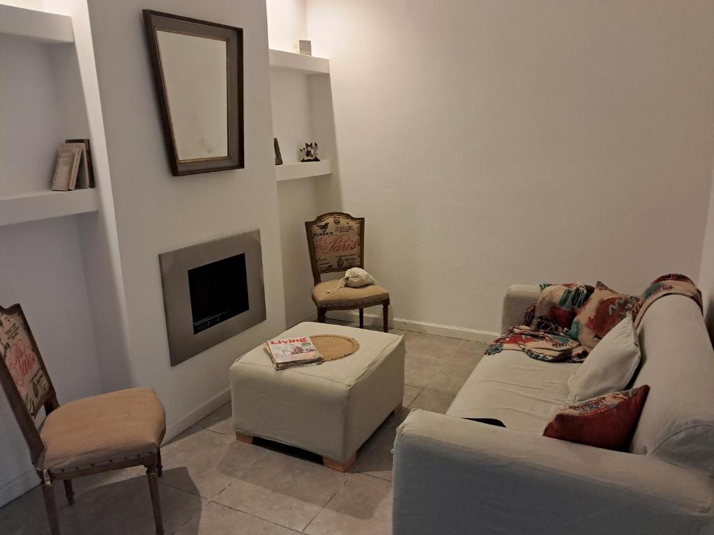 a living room with two couches and a tv at Residencial 43 in La Plata