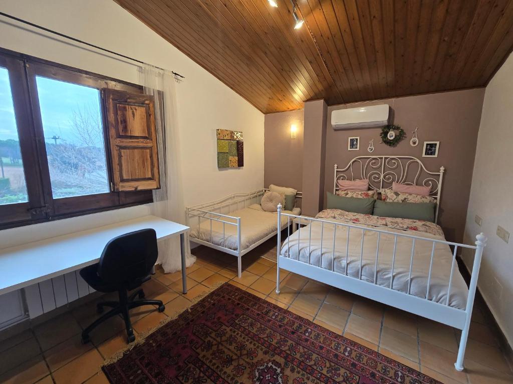 ein Schlafzimmer mit zwei Etagenbetten und einem Schreibtisch in der Unterkunft Can Rossa in Palol de Oñar
