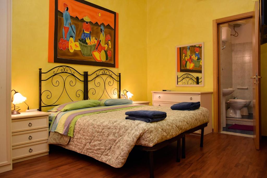 レッチェにあるB&B La Corte Lecceのベッドルーム1室(青い枕2つ付)