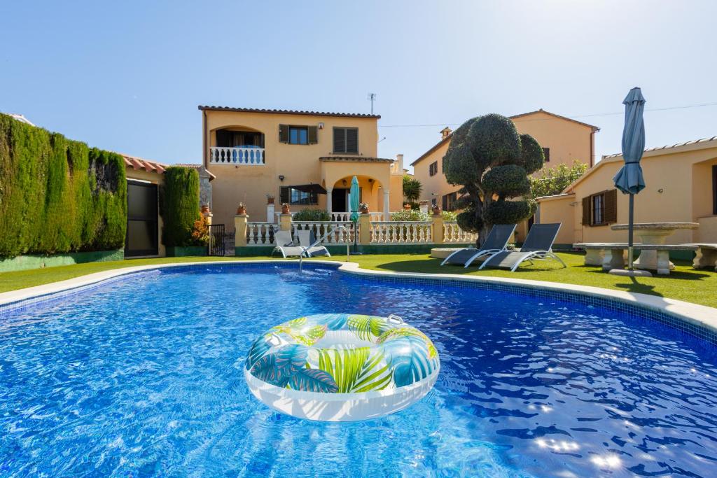 a pool with a beach ball in the middle of it at Casa L'Escala 31 in L'Escala