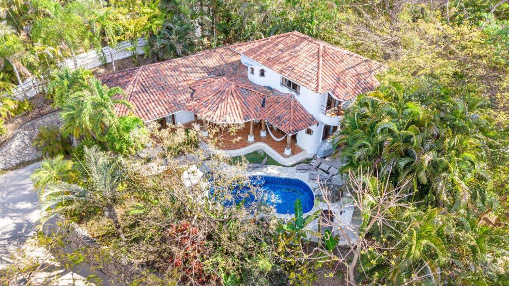 an overhead view of a house with a swimming pool at Villa Sandy en Samara Rocks in Sámara