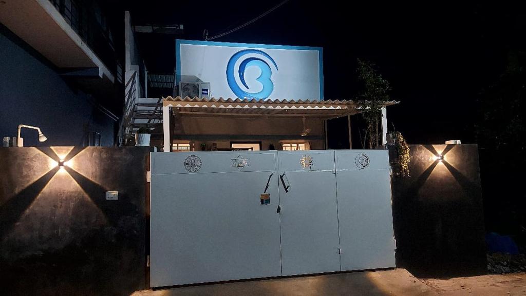 a sign with a letter g on top of a building at OceanBliss_Homestay04 in Villupuram