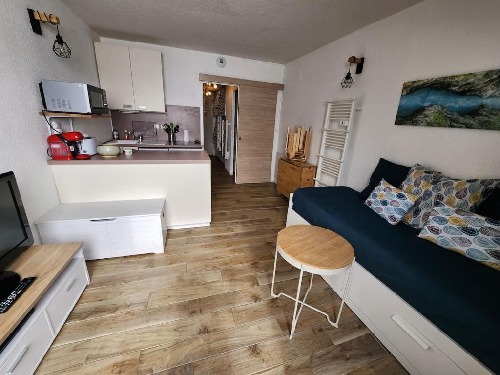 a small apartment with a couch and a kitchen at Appartement station Piau-Engaly in Aragnouet