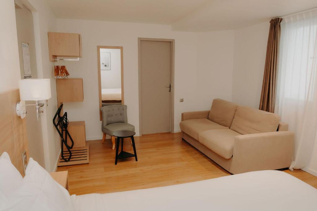 Kyriad Quimper Sud - Quadruple Room - 1 Double Bed 1 Double Sofa Bed