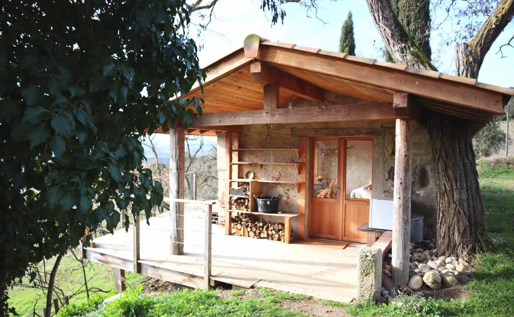 a log cabin with a kitchen in a tree at La Forge - calme absolu avec vue sur les Pyrenées in Villarzel-du-Razès