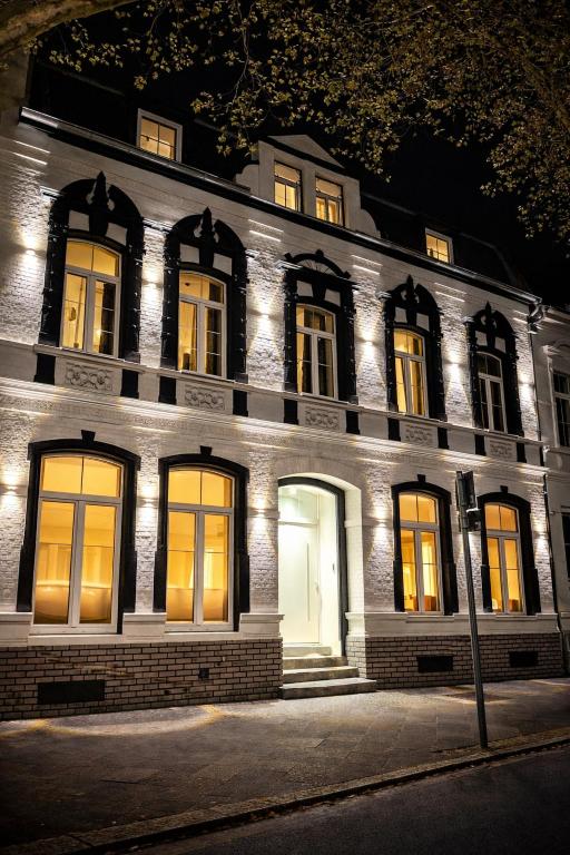 a white building with lit up windows at night at Boutique Apartment 74 in Krefeld