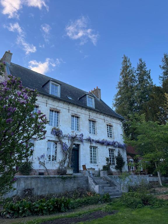 an old white house with flowers on it at Maison de caractère au calme en pleine campagne in Rollancourt