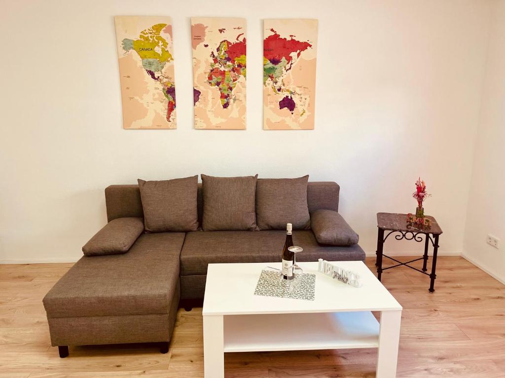 a living room with a couch and a table at Ferienwohnung Moselverliebt in Schweich