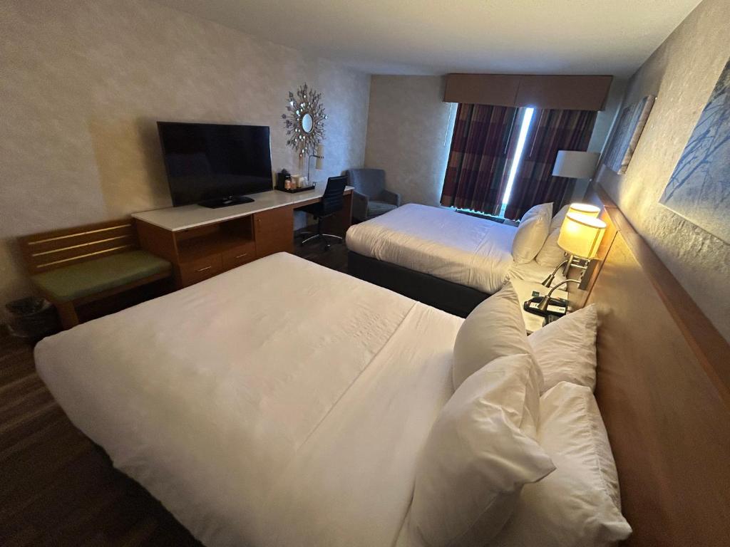 Quality Inn and Conference Center Greeley Downtown - Queen Room With Two Queen Beds - Non-Smoking
