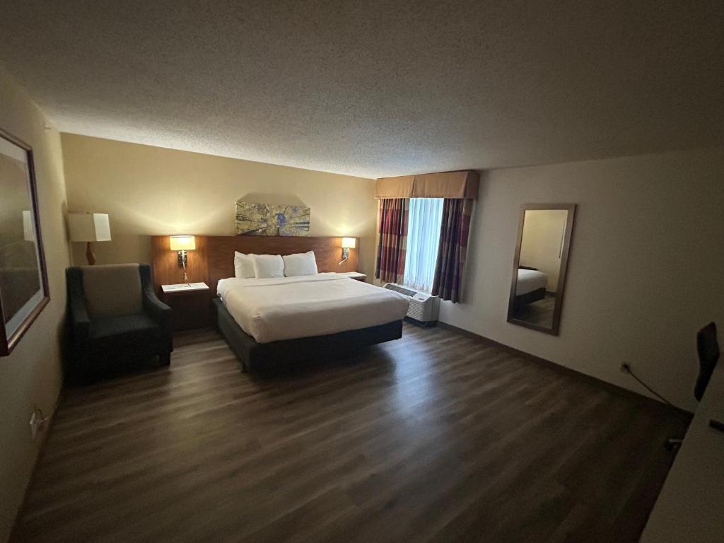 Quality Inn and Conference Center Greeley Downtown - Deluxe King Room - Non-Smoking