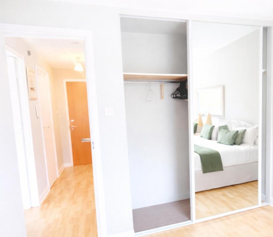 Spacious 1bedroom apartment Free Parking sleeps 6 near Canary Wharf west ferry Ideal for Contractors & Families