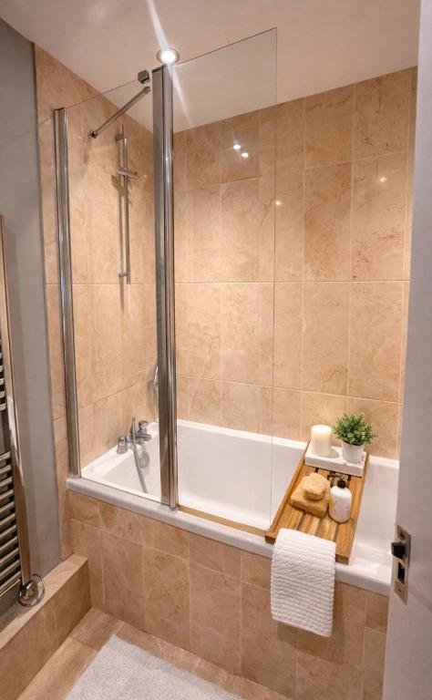 Spacious 1bedroom apartment Free Parking sleeps 6 near Canary Wharf west ferry Ideal for Contractors & Families - Appartement Met 1 Slaapkamer