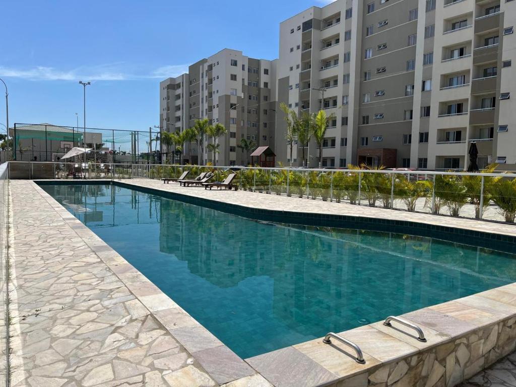 a swimming pool in the middle of a building at Vila dos Ventos in São Pedro da Aldeia