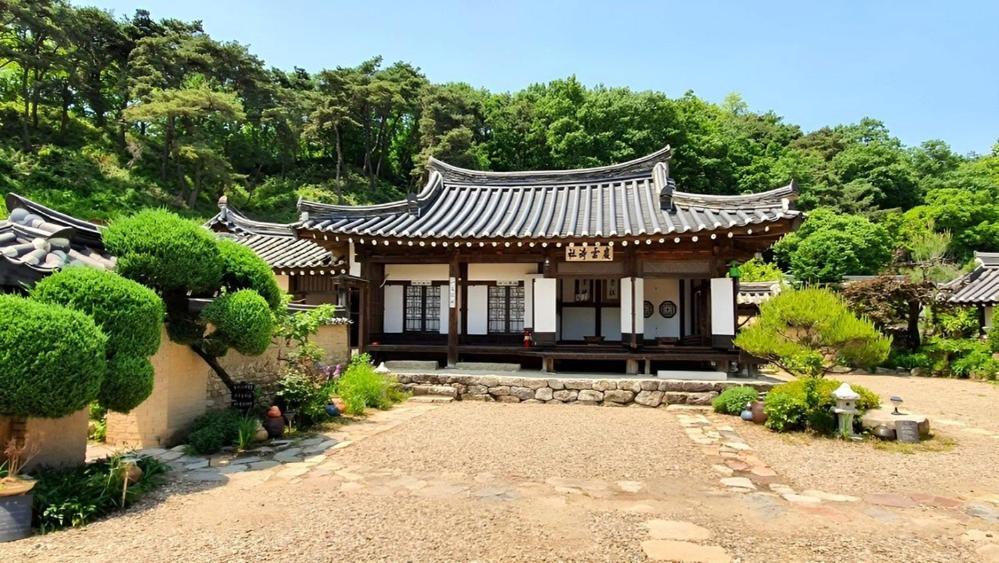 an asian style house in a garden at Tohyang Traditional House in Bonghwa