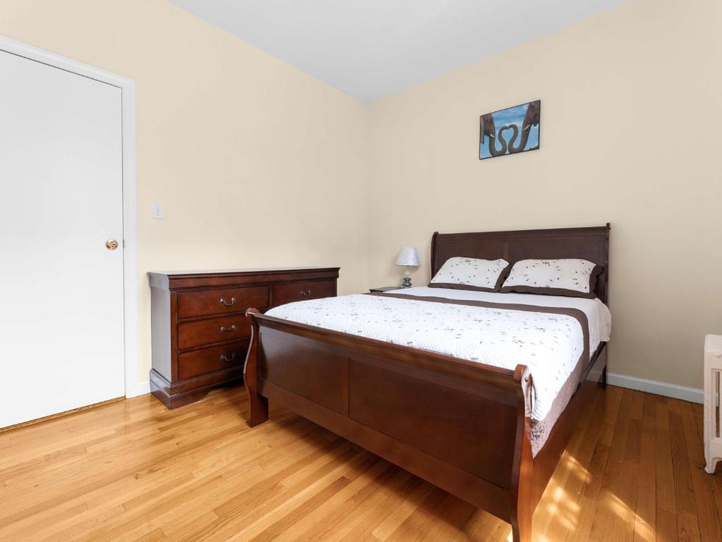 Fully Furnished 1BR Apartment in Sunnyside - Near Subway - One-Bedroom Apartment