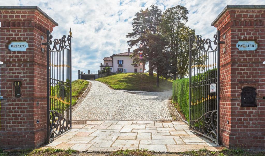 an entrance to a driveway with an iron gate at Villa Bricco Paglieri in Alba
