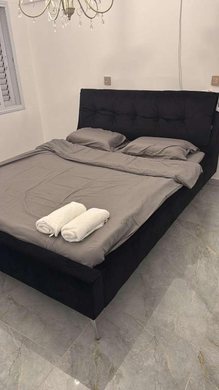 a large bed with two white towels on it at קשת בענן in Eilat