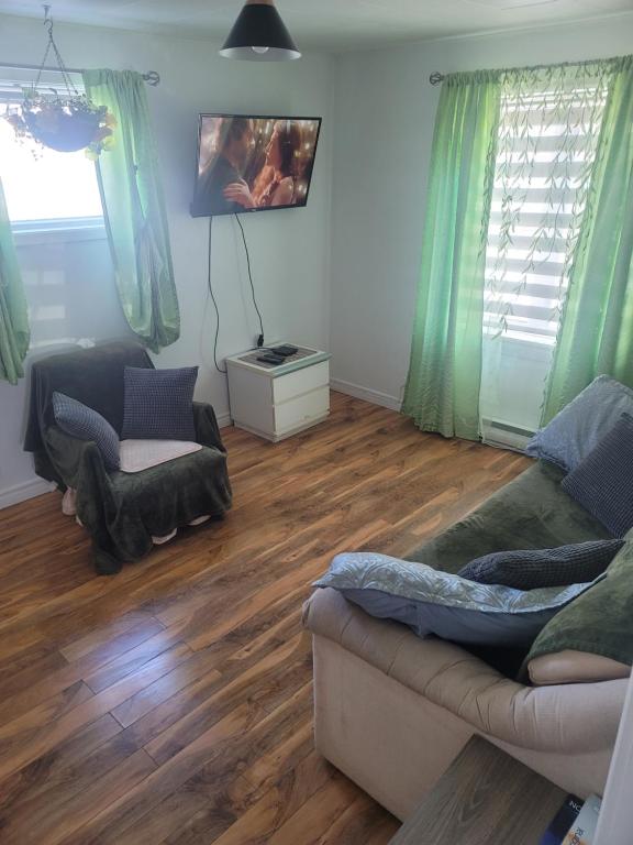 Downtown apartment next to highway netflix+wifi - Housity