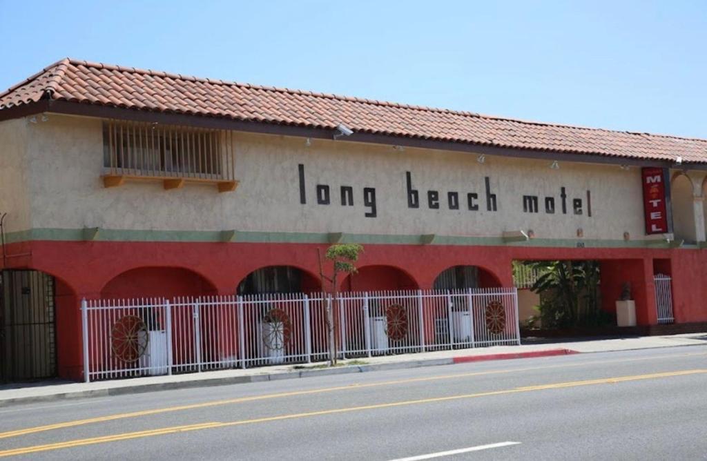 a long beach mall sign on the side of a building at Long Beach Motel in Long Beach
