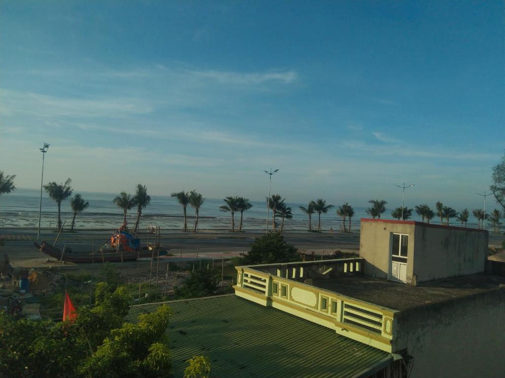 a building with a view of a beach and the ocean at Hotel Long Quân in Thanh Hóa