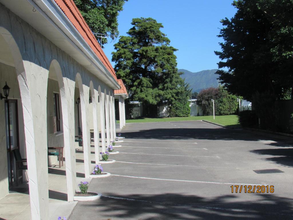 Nespecifikovaný výhled na hory nebo výhled na hory při pohledu z motelu