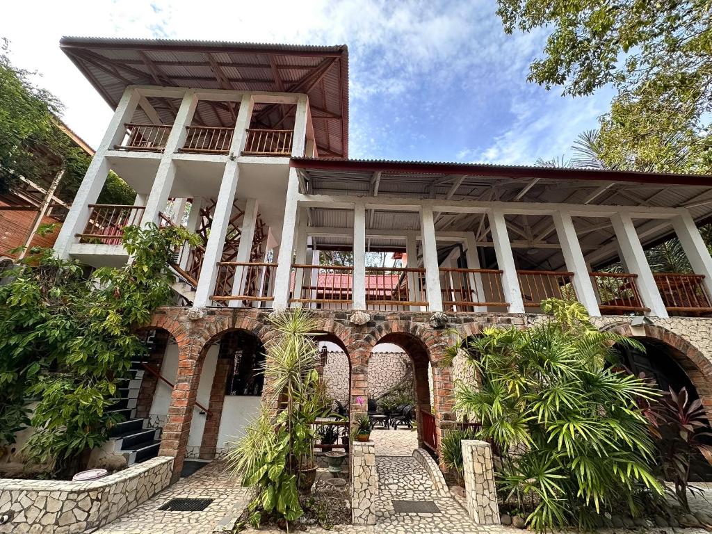 a building with an archway in front of it at Mangga Lodge in Bira