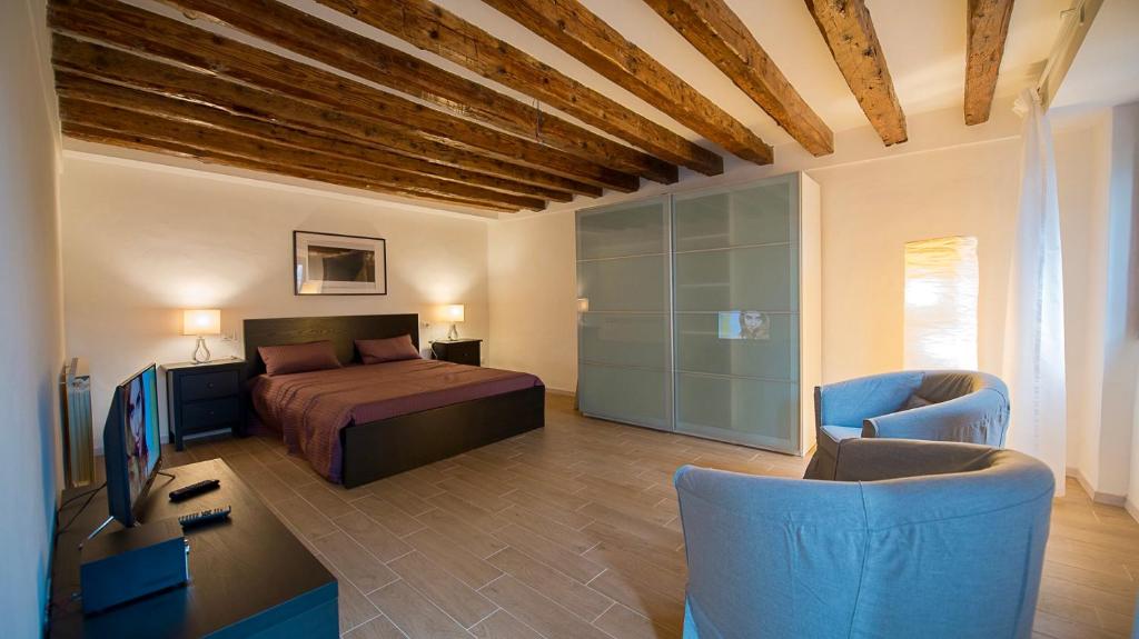 una camera con letto, scrivania e TV di Ca' Moretta a Venezia