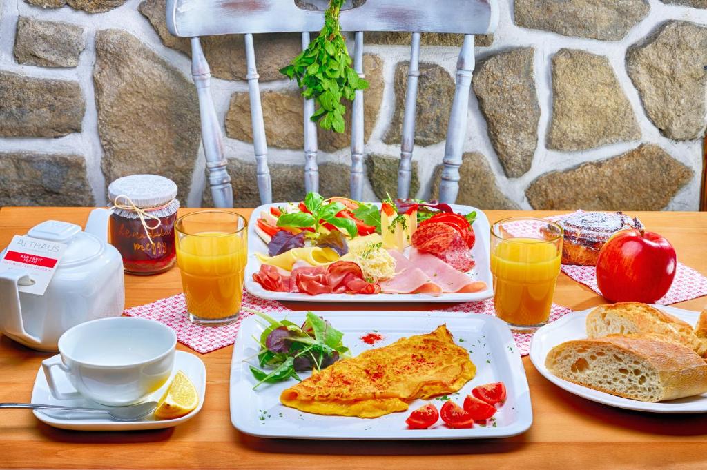 - une table avec deux assiettes de nourriture et de boissons dans l'établissement Viktória Inn Tihany, à Tihany