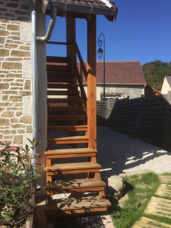 Les Crinieres En Brie - Kamer Met Kingsize Bed En Uitzicht Op De Tuin