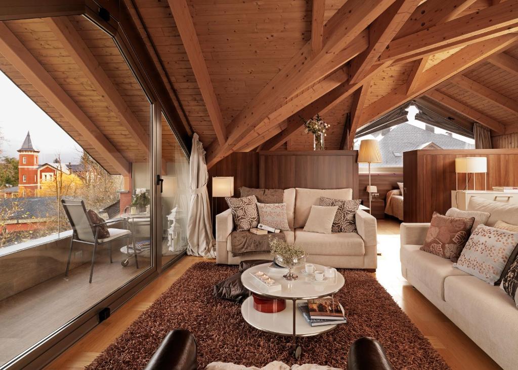 a living room with a couch and a table at Apartamentos la Torreta del Llac in Puigcerdà