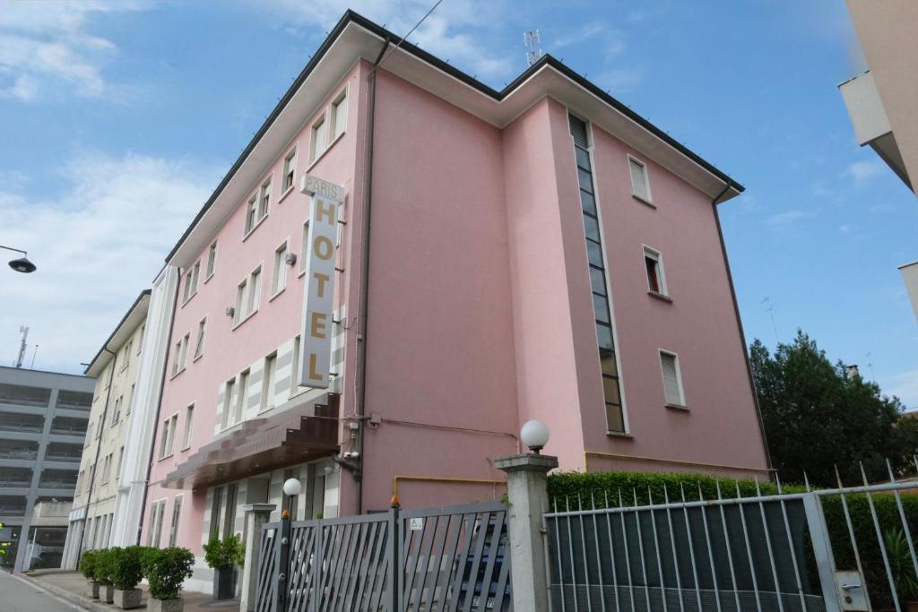 a pink building with a fence in front of it at Hotel Paris in Mestre