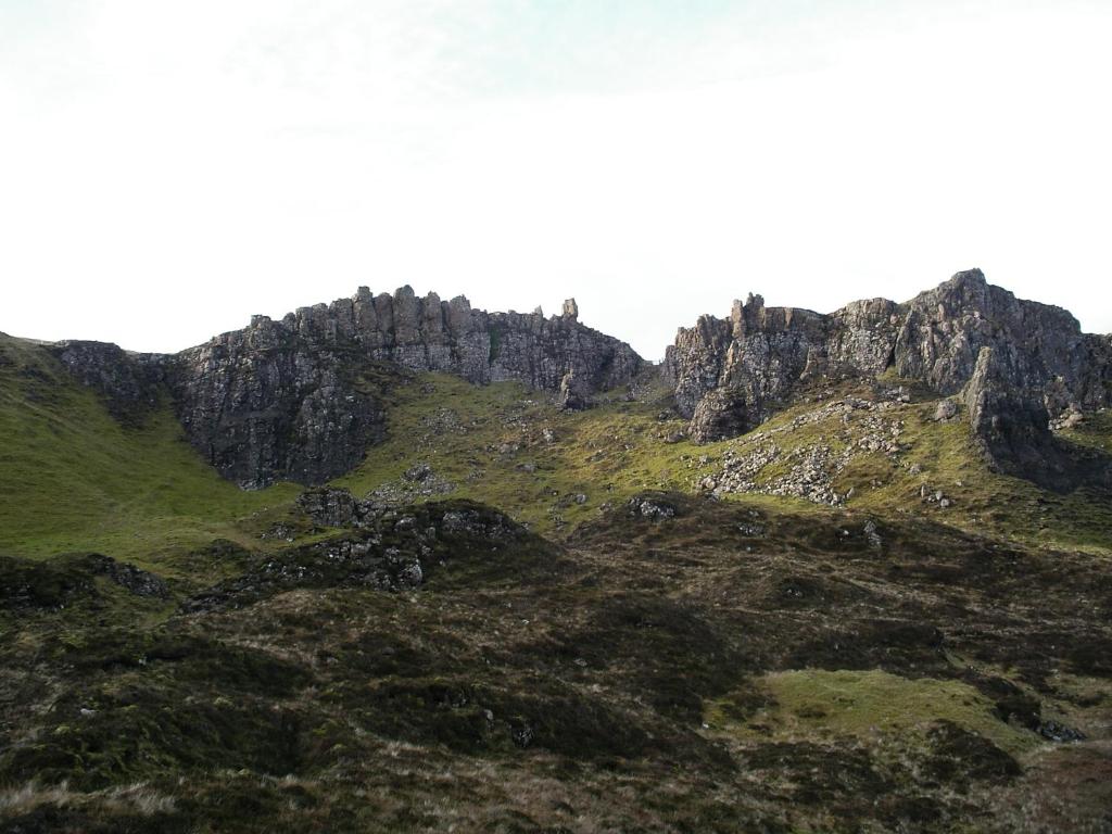 Una montaña con rocas y hierba. en Sonas, Dunans, en Flodigarry