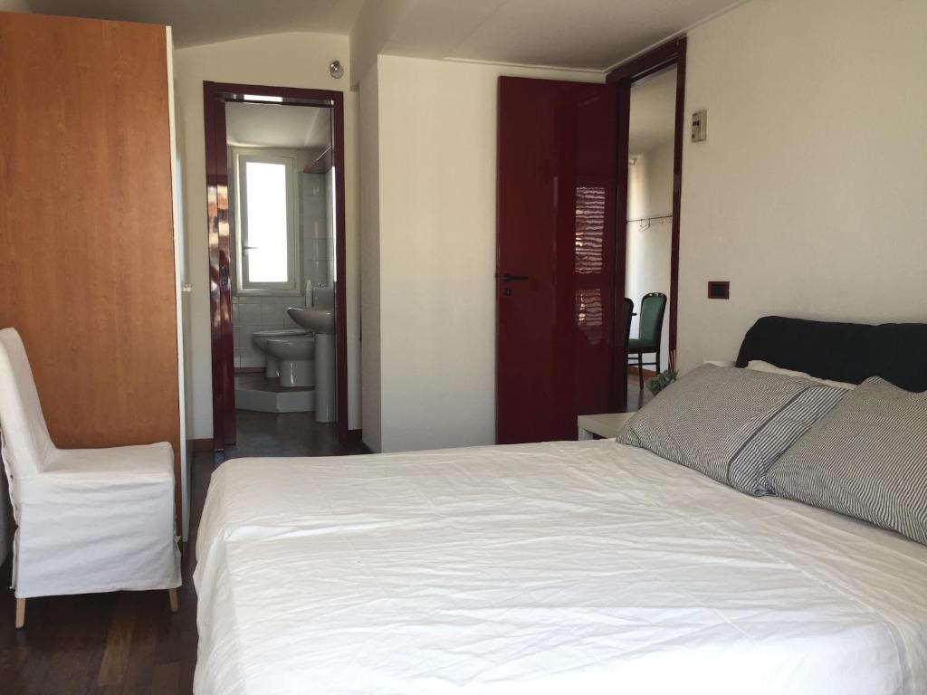 Łóżko lub łóżka w pokoju w obiekcie La casa di Teseo