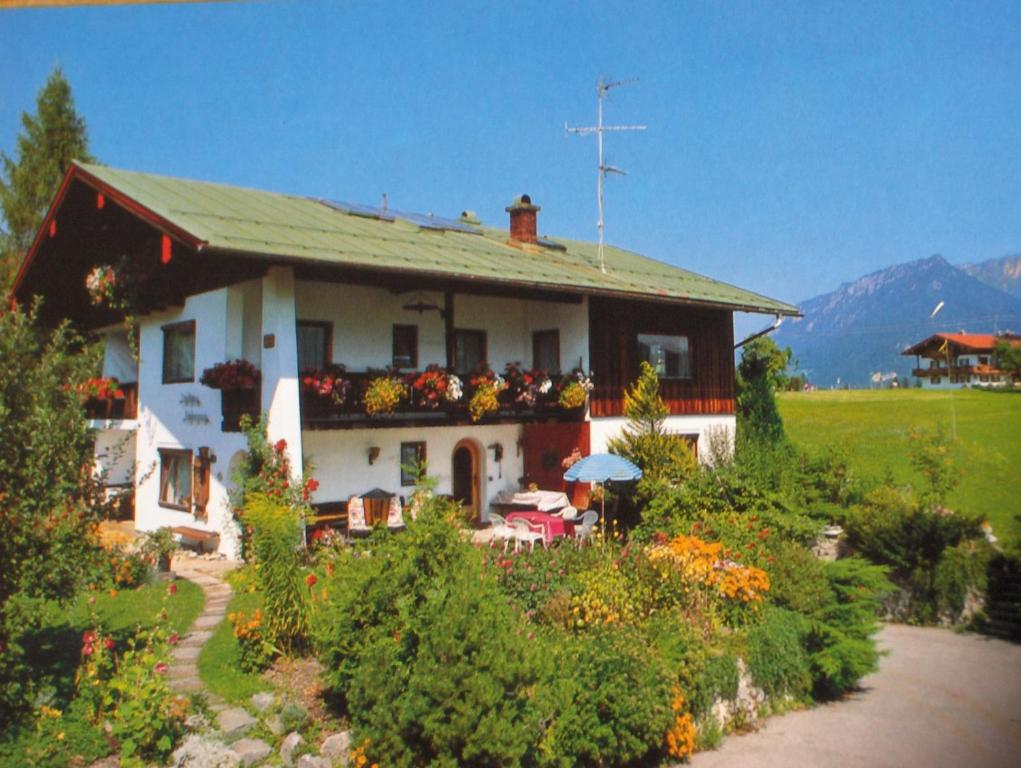 een huis met bloemen ervoor bij Landhaus Bindermoos in Schönau am Königssee