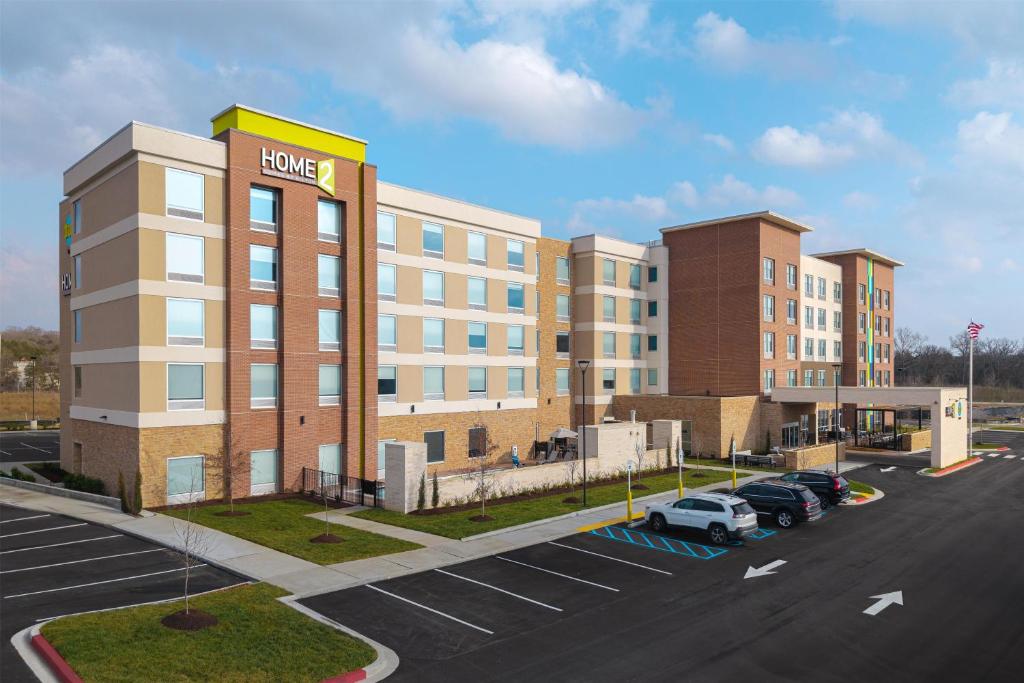 an image of a hotel with a parking lot at Home2 Suites By Hilton Spring Hill in Spring Hill