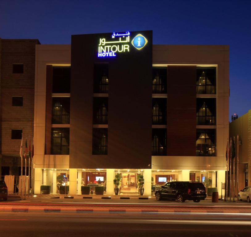 un hotel con un coche aparcado delante de él en Intour Al Khafji Hotel, en Al Khafji