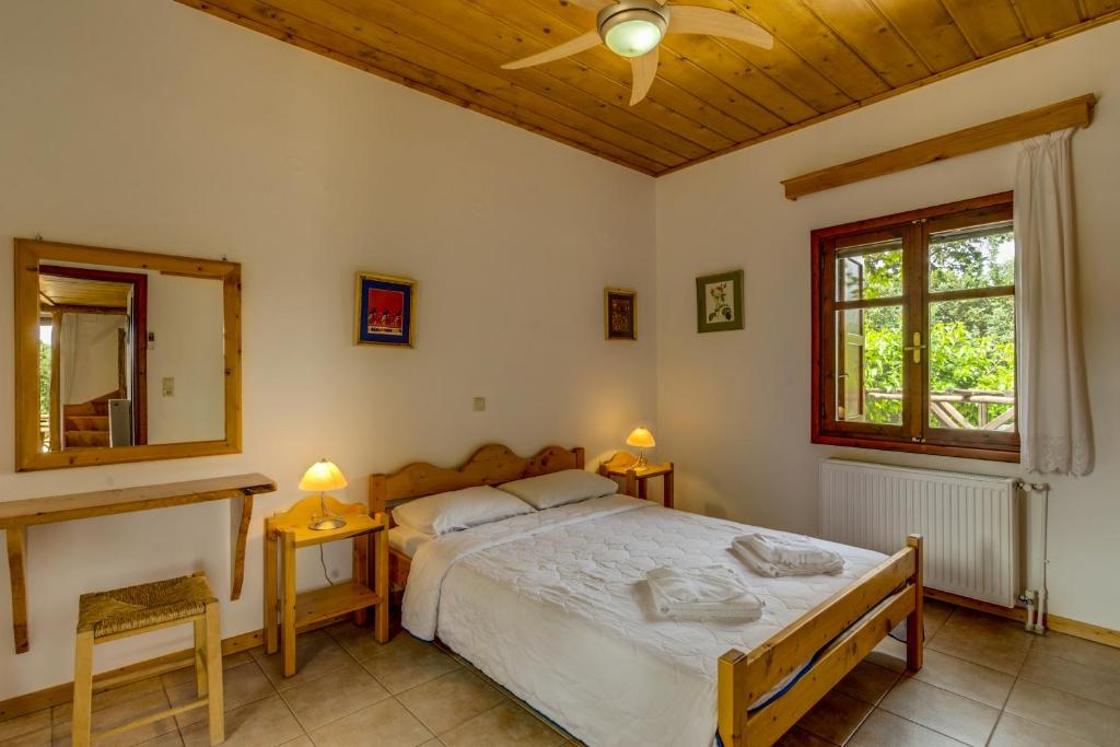 Postel nebo postele na pokoji v ubytování Manoli's House