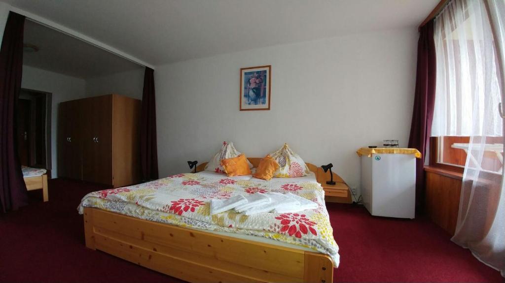 Postel nebo postele na pokoji v ubytování Lesní pension