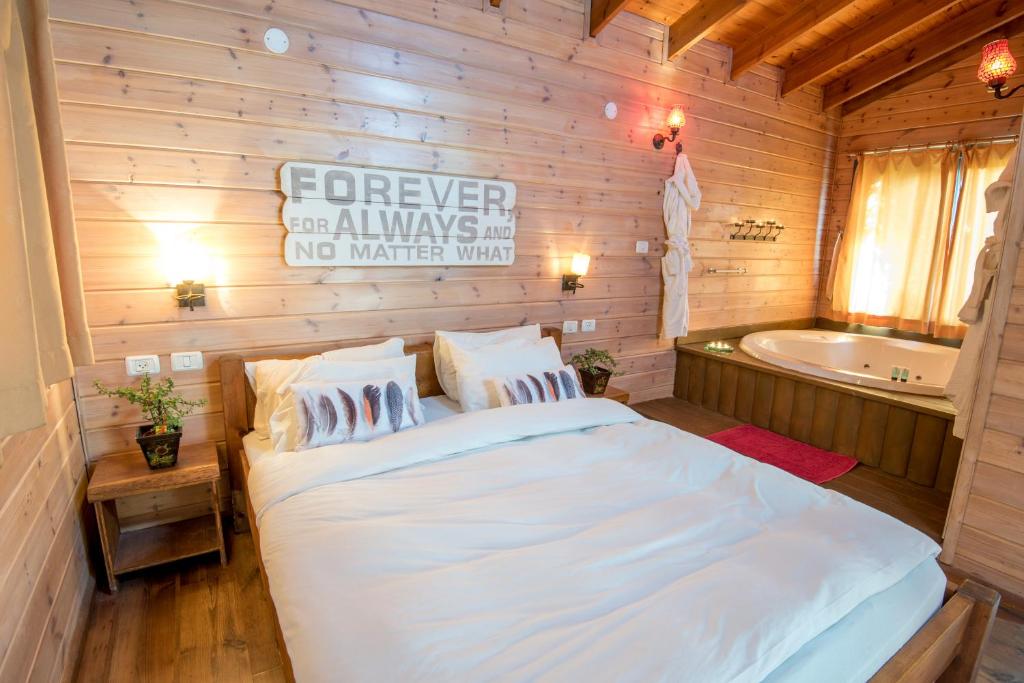 Postel nebo postele na pokoji v ubytování Pine Tree Cabin