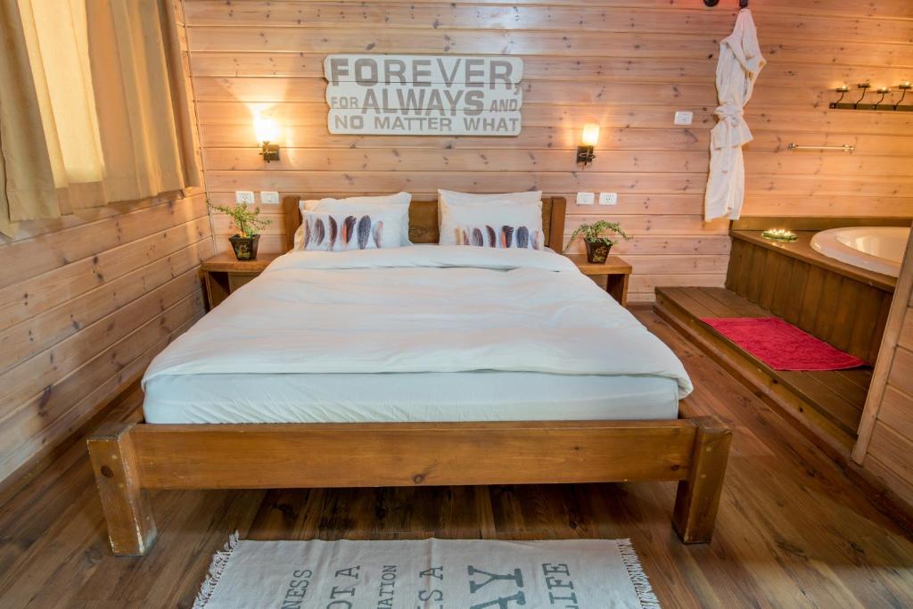 Postel nebo postele na pokoji v ubytování Pine Tree Cabin