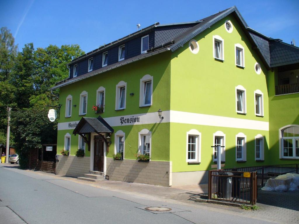 um edifício verde ao lado de uma rua em Landgasthof Neitsch em Schwarzenberg
