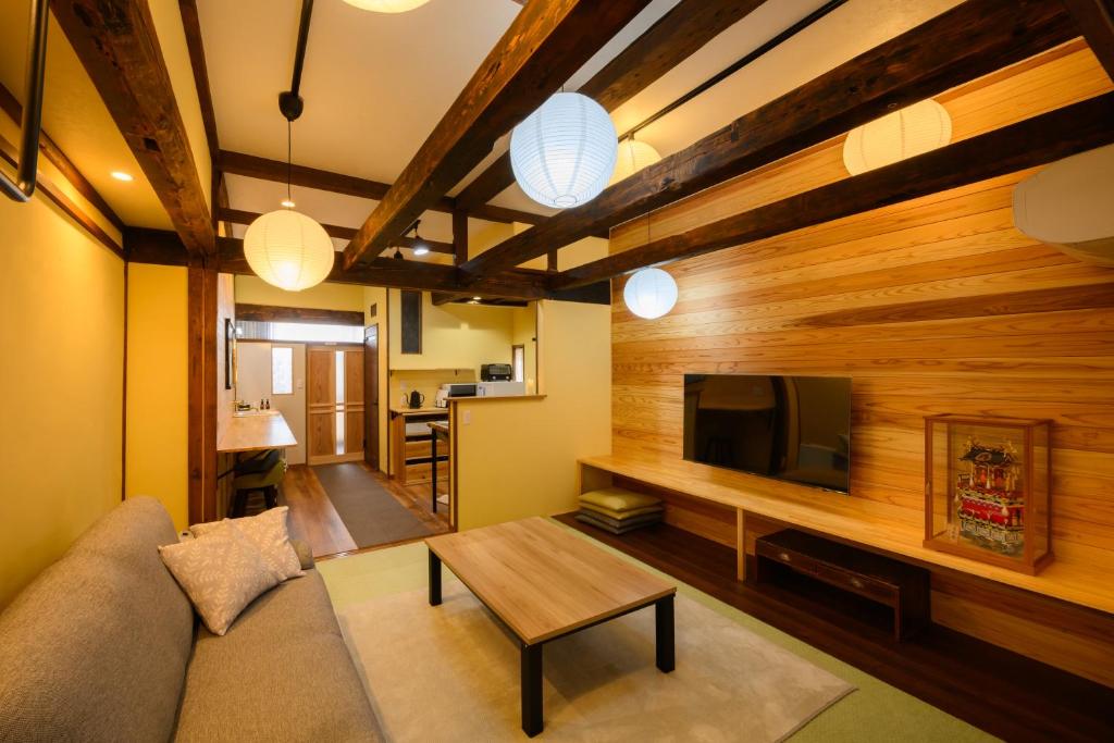AZUMA Historic Machiya Stay in Takayama Old Town