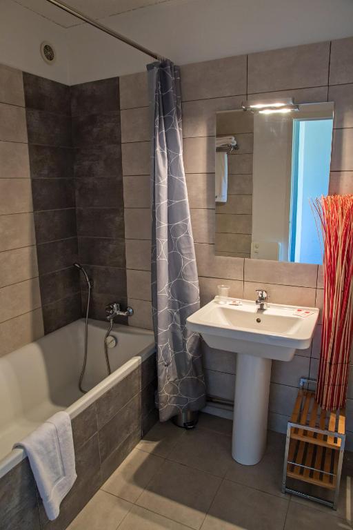 Koupelna v ubytování Hôtel Les Persèdes