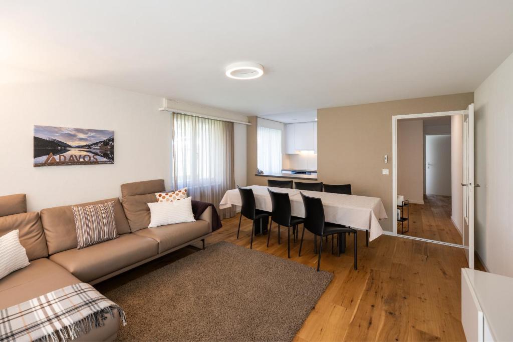 4 Zi Familienwohnung Haus Ravaisch 14 Davos Dorf EG