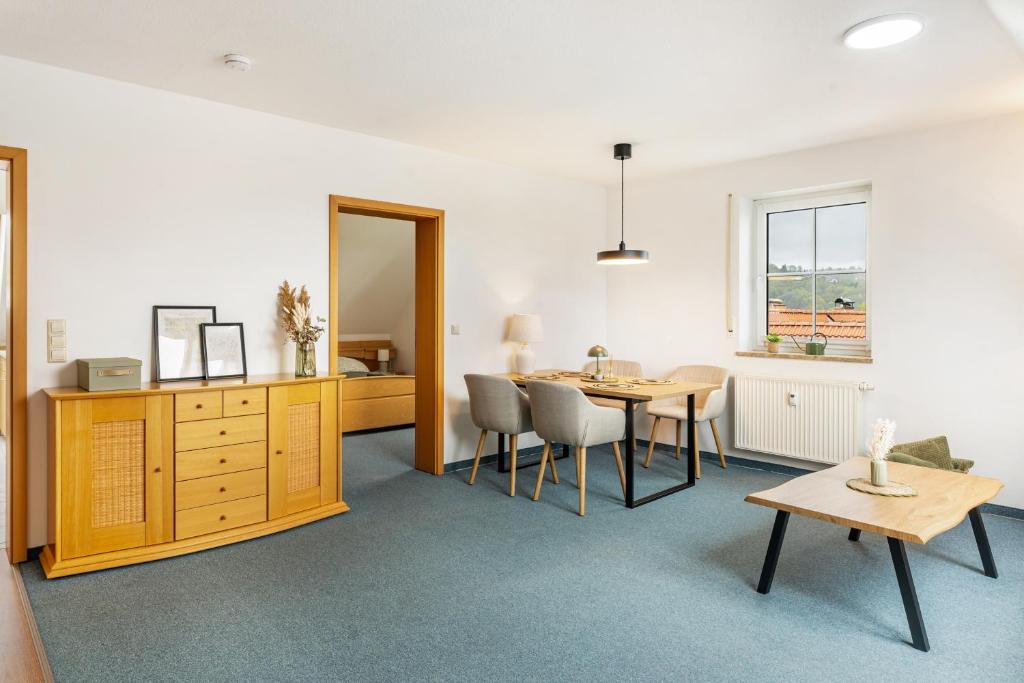 a room with a table and chairs and a dining room at Komfortable 3-Zimmer-Fewo in Sonneberg