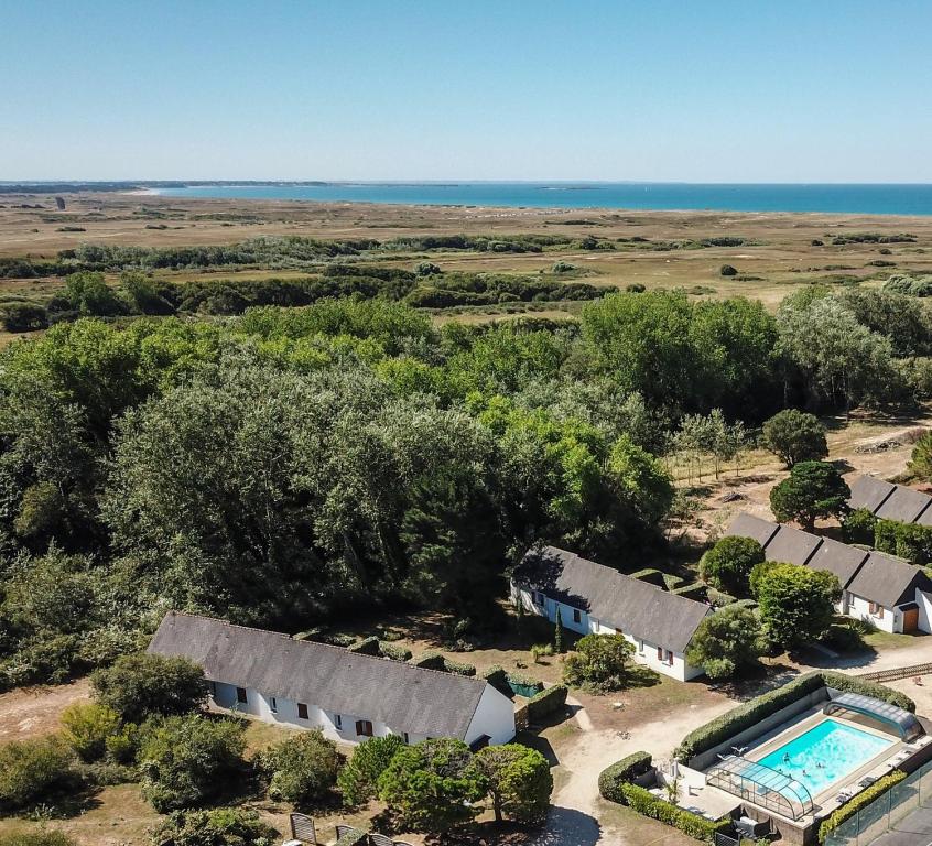 an aerial view of a house with a swimming pool at Résidence le safran in Erdeven