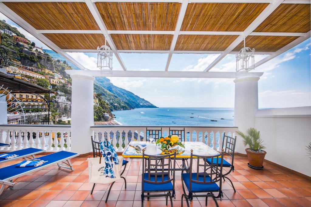 d'un balcon avec une table et des chaises et une vue sur l'océan. dans l'établissement Exclusive Apartments Positano, à Positano